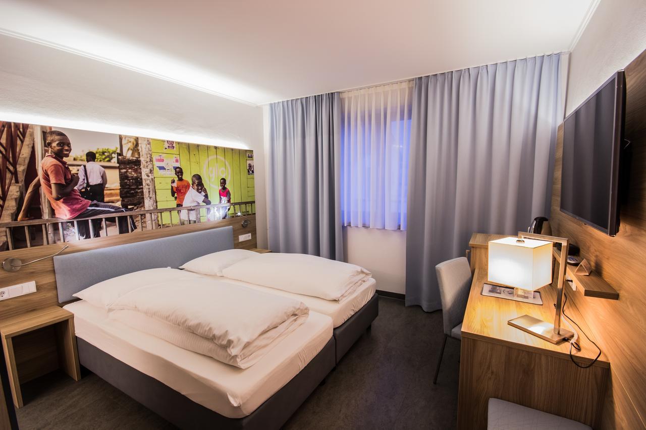 Hotel7Continents Нойтраублинг Екстериор снимка