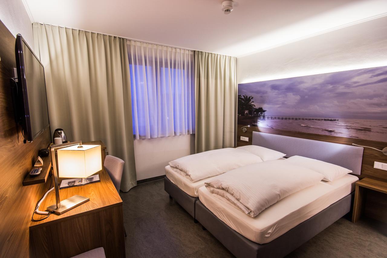 Hotel7Continents Нойтраублинг Екстериор снимка